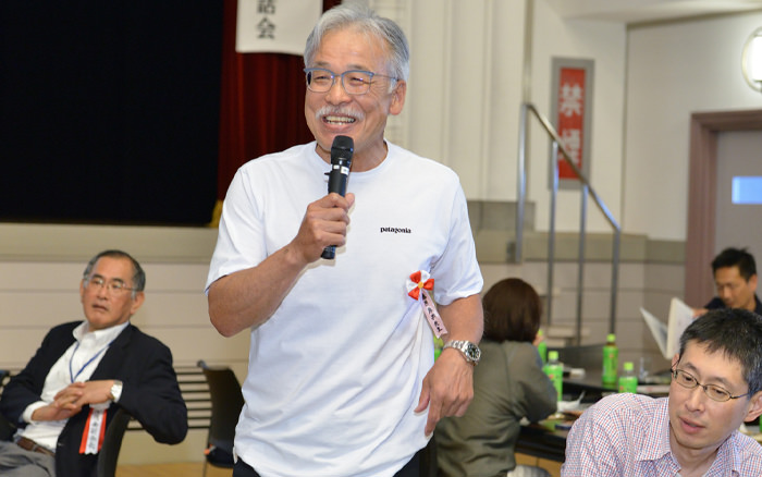 クイズの回答を答える藤原康典先生（44回生恩師）