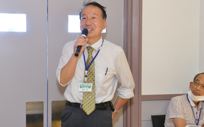 クイズの回答を答える星野秀登先生校内幹事・会計（32回生）