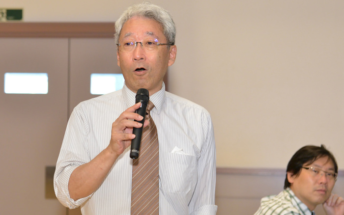 クイズの景品の「ミッシー」を説明する池上誠二先生校内幹事（31回生）