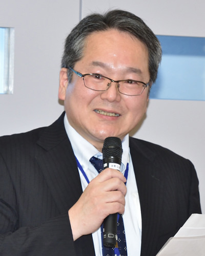 総会司会　山本 雅哉監査（33回生）