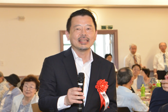 クイズの回答を答える石井良和 教頭先生（40回生）