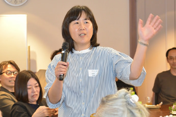 クイズの回答を答える阪神淡路大震災時の卒業式を語る47回生