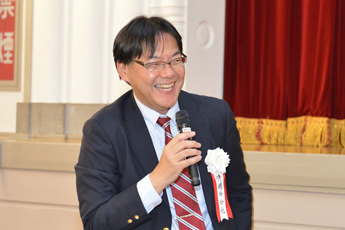 クイズの回答を答える道谷会長