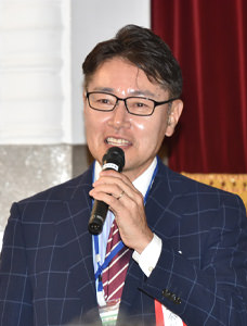 懇親会司会　小林 進副会長（39回生）