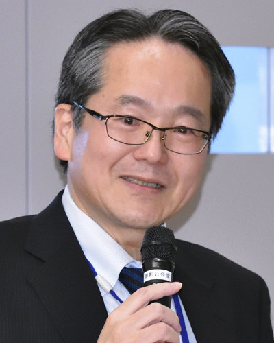 開会・司会　山本　雅哉　新副会長（33回生）