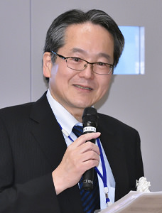 開会・司会　山本　雅哉　新副会長　（33回生）