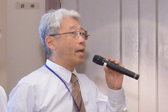 クイズの回答を答える　池上　誠二　先生　校内幹事（31回生）