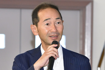 クイズの回答を答える　沖　良宣　校長先生