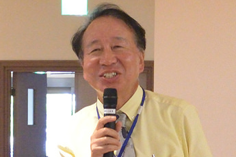 クイズの回答を答える　星野　秀登　先生　校内幹事・会計（32回生）