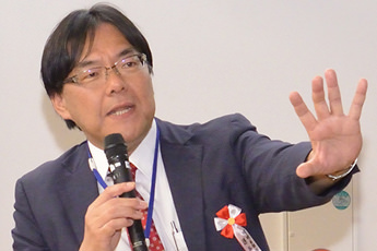 クイズの回答を答える　道谷　卓　相談役（35回生）