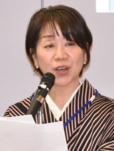 開会・司会　小川　有多子 常任幹事　（35回生）