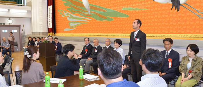 来賓紹介　学校長、教頭、元校長、PTA、学校関係者