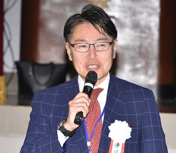 クイズの回答を答える 小林 進 会長(39回生)