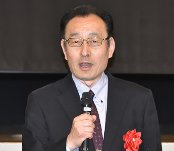クイズの回答を答える 小川 秀雄 校長先生(第32代)