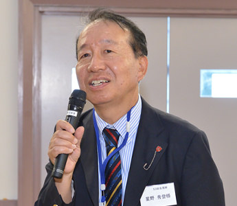クイズの回答を答える 星野 秀登 先生 校内幹事・会計(32回生)