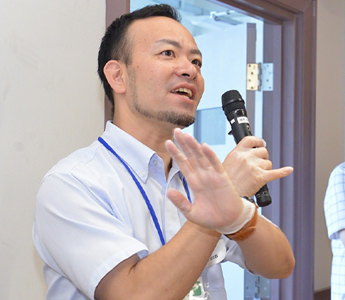 クイズの回答を答える 斎藤 先生(54回生)